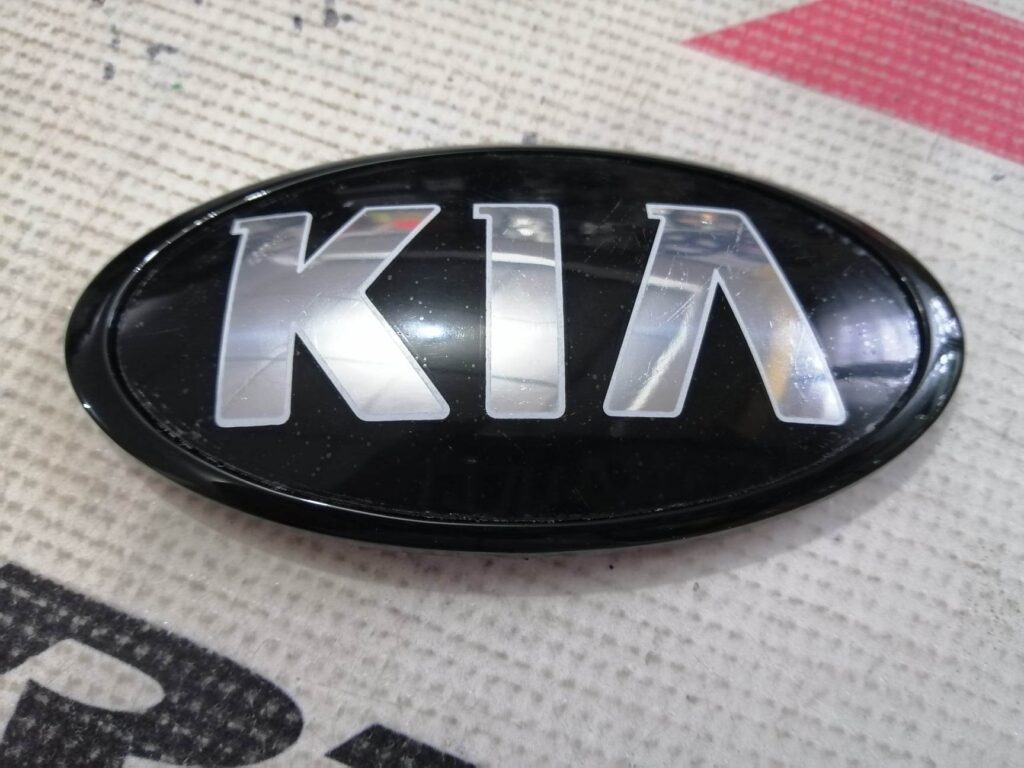 Emblema negro KIA 5.7x11.5cms