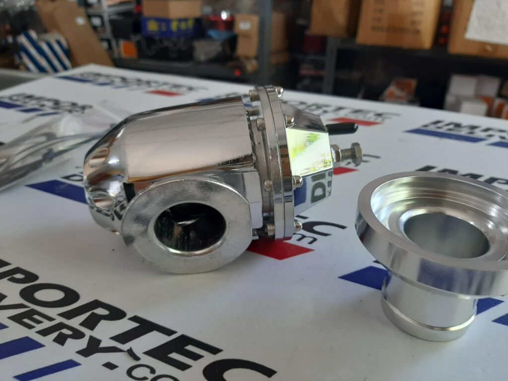 BOV tipo HKS(réplica) regulable con base universal Plateada - Image 2