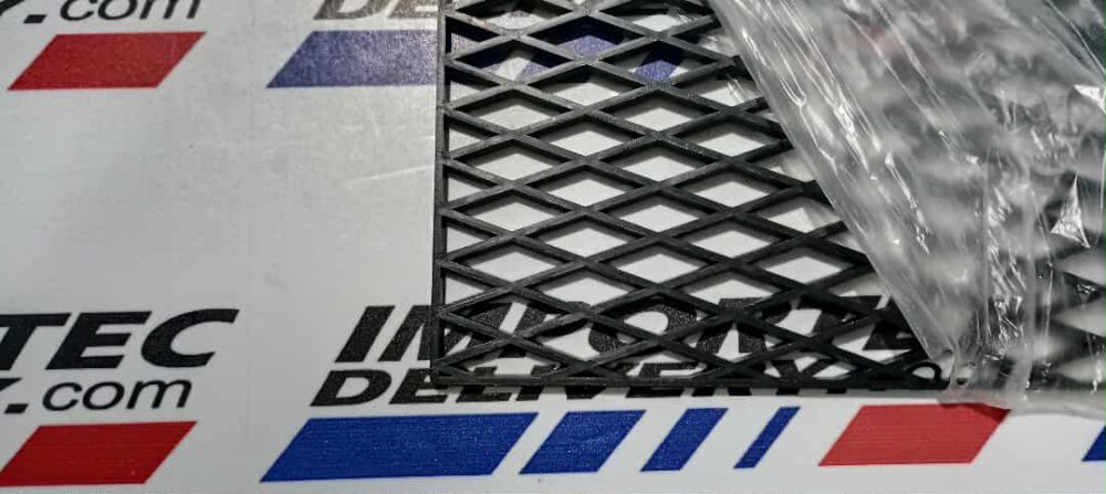 Malla plástica para parrilla ó bumper  120cmsX40cms(sólo venta en local) - Image 3