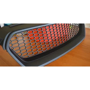 Malla plástica para parrilla ó bumper 120cmsX40cms(sólo venta en local)