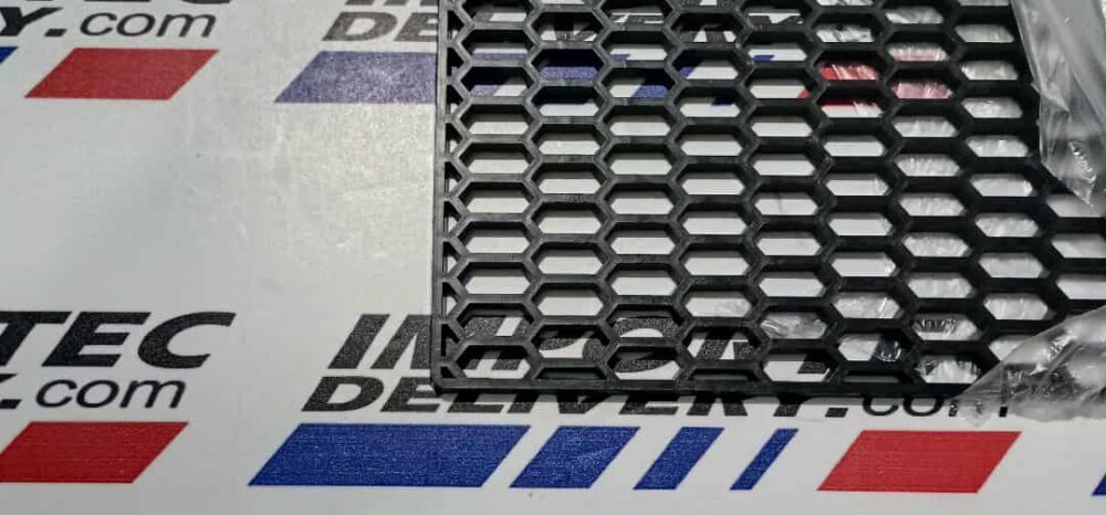 Malla plástica para parrilla ó bumper  120cmsX40cms(sólo venta en local) - Image 2